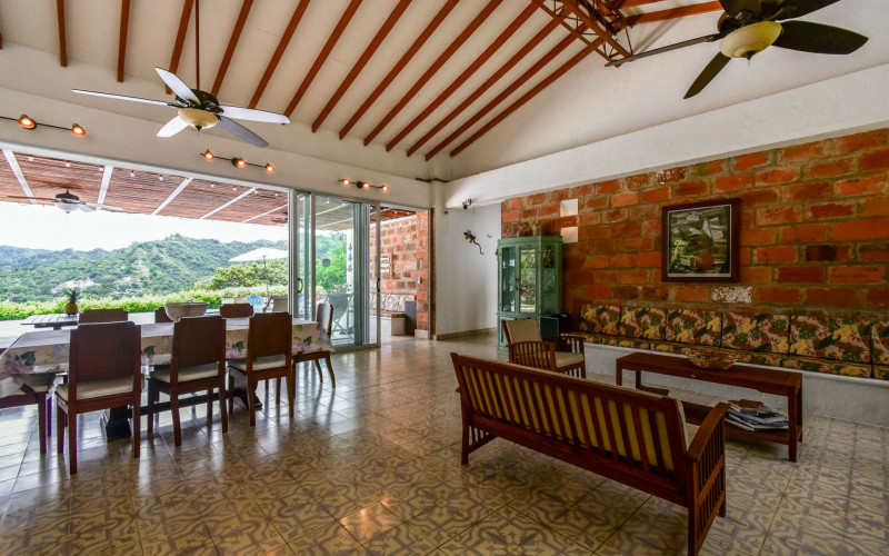 Tropical Sanctuary: A Private Family Retreat in Sopetrán