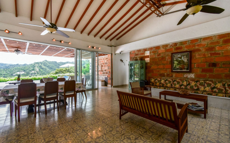 Tropical Sanctuary: A Private Family Retreat in Sopetrán