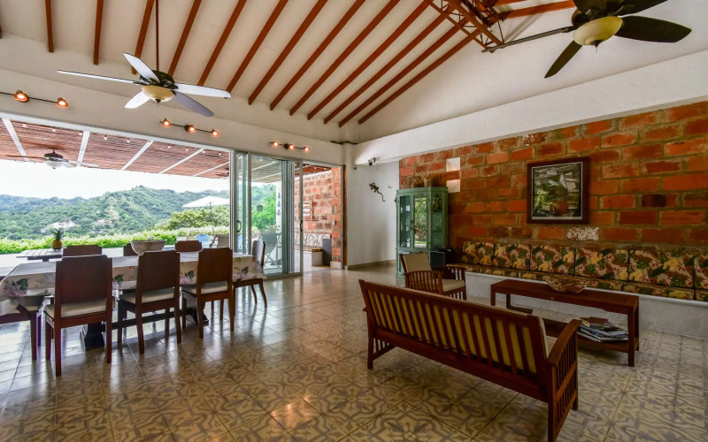 Tropical Sanctuary: A Private Family Retreat in Sopetrán