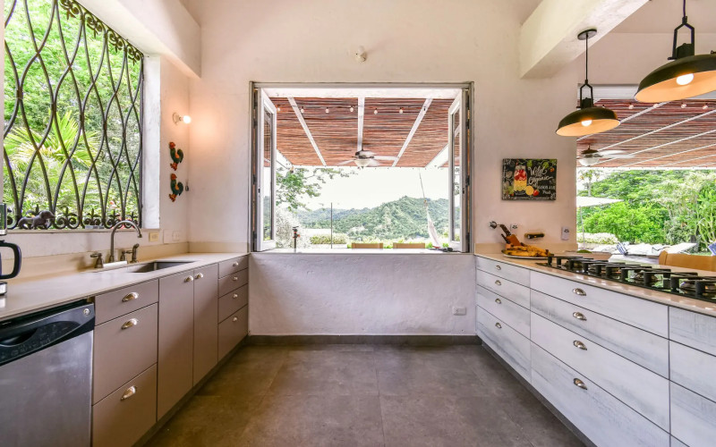 Tropical Sanctuary: A Private Family Retreat in Sopetrán