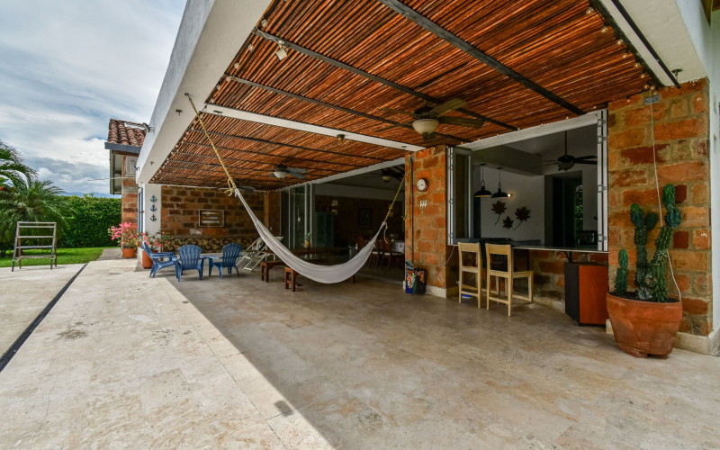 Tropical Sanctuary: A Private Family Retreat in Sopetrán