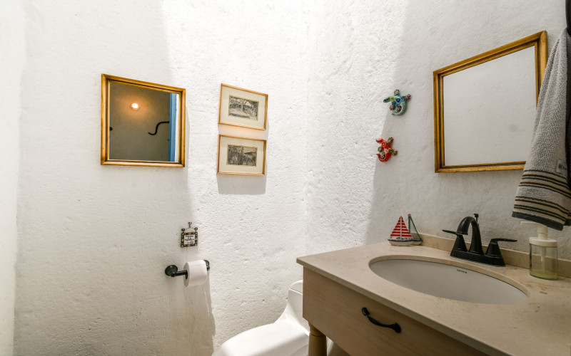 Tropical Sanctuary: A Private Family Retreat in Sopetrán