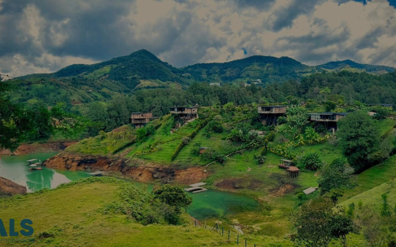Casa en El Peñol en V. La Piedra