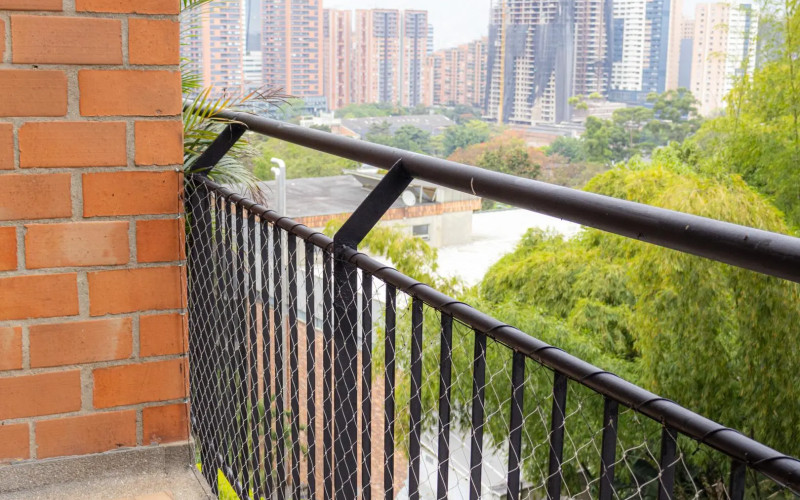 Spacious 4-Bedroom Duplex Apartment for Sale in El Poblado, Castropol | Great Value