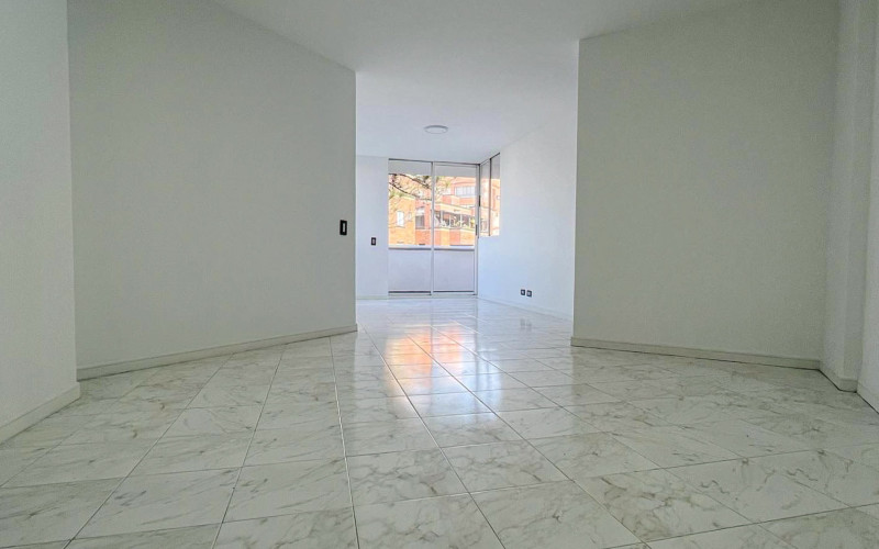 Comfortable 3-Bedroom Apartment with Balcony & 2 Parking Spaces in El Poblado