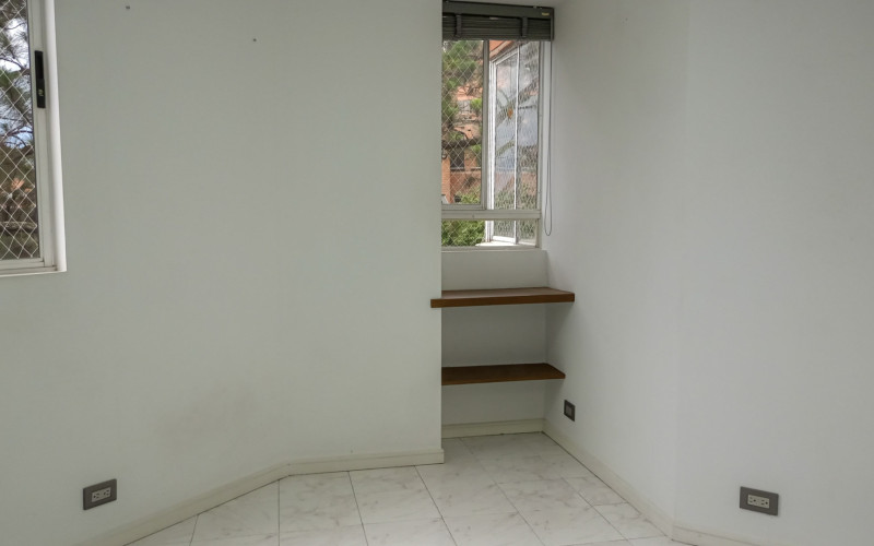 Comfortable 3-Bedroom Apartment with Balcony & 2 Parking Spaces in El Poblado