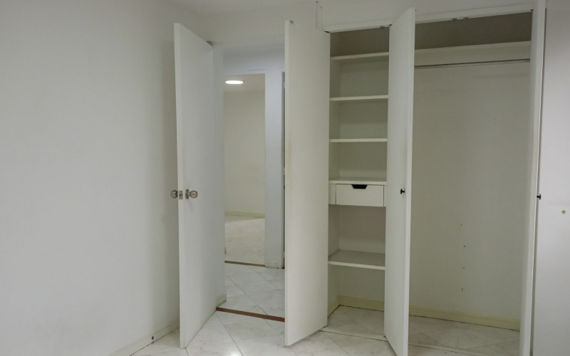 Comfortable 3-Bedroom Apartment with Balcony & 2 Parking Spaces in El Poblado