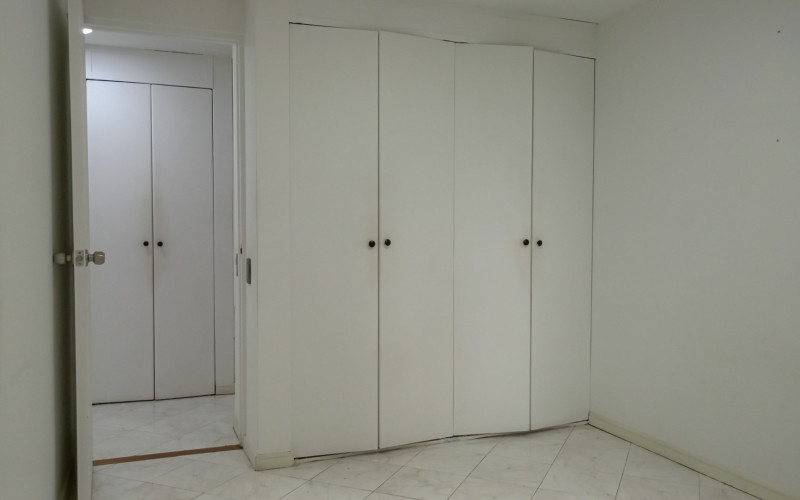 Comfortable 3-Bedroom Apartment with Balcony & 2 Parking Spaces in El Poblado