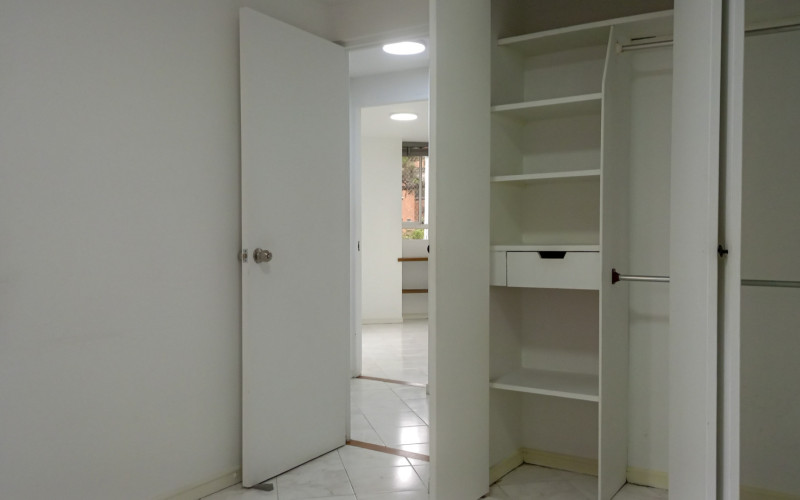 Comfortable 3-Bedroom Apartment with Balcony & 2 Parking Spaces in El Poblado