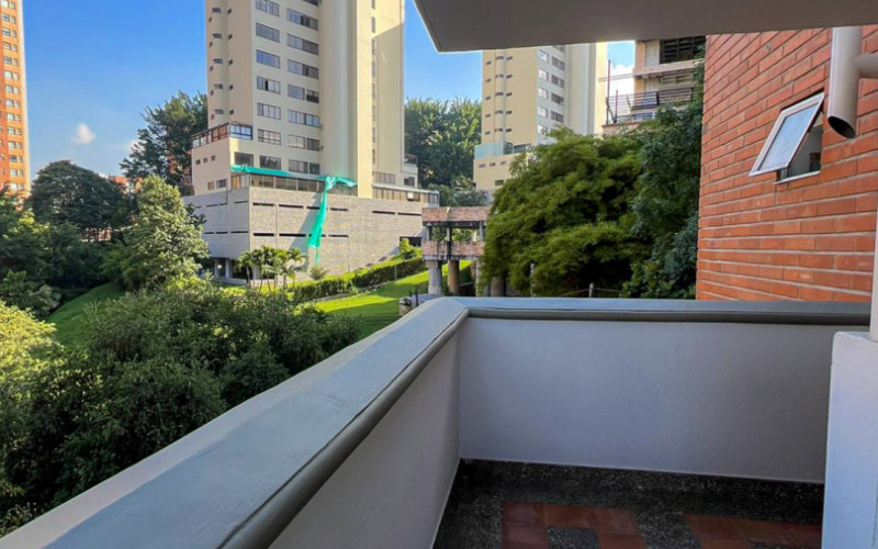 Comfortable 3-Bedroom Apartment with Balcony & 2 Parking Spaces in El Poblado