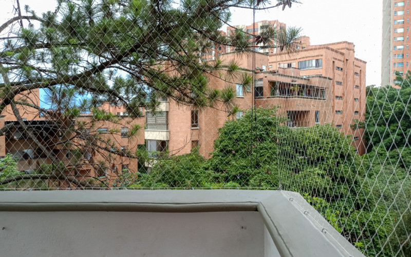 Comfortable 3-Bedroom Apartment with Balcony & 2 Parking Spaces in El Poblado