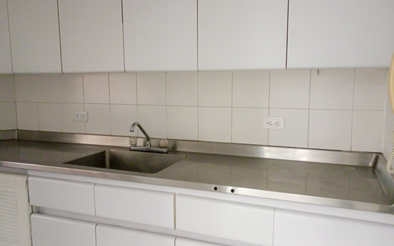 Comfortable 3-Bedroom Apartment with Balcony & 2 Parking Spaces in El Poblado