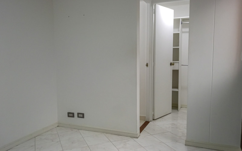 Comfortable 3-Bedroom Apartment with Balcony & 2 Parking Spaces in El Poblado