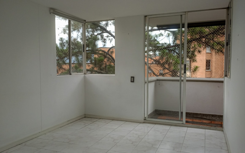 Comfortable 3-Bedroom Apartment with Balcony & 2 Parking Spaces in El Poblado