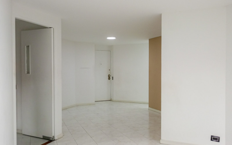 Comfortable 3-Bedroom Apartment with Balcony & 2 Parking Spaces in El Poblado