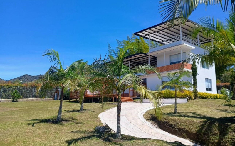 Country House in El Peñol | Rock View | Individual Deed & Short-Term Rentals Allowed (Chiquinquira)