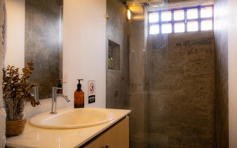 High-yield luxury villa near Medellin: 6 BR, pool, and incredibly low $23 USD annual taxes.