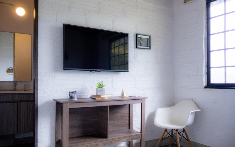 High-yield luxury villa near Medellin: 6 BR, pool, and incredibly low $23 USD annual taxes.