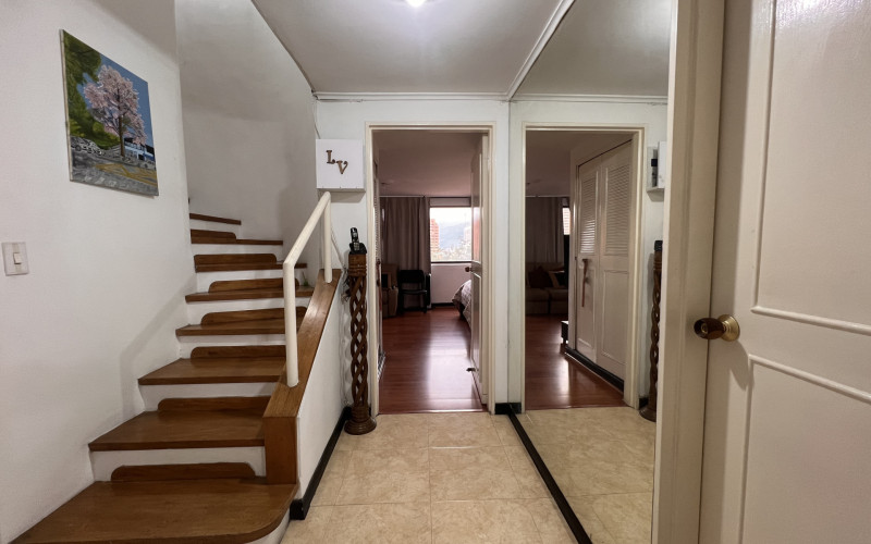 Penthouse in Provenza – 117 m² | Top Floor Renovation Opportunity