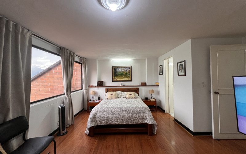 Penthouse in Provenza – 117 m² | Top Floor Renovation Opportunity