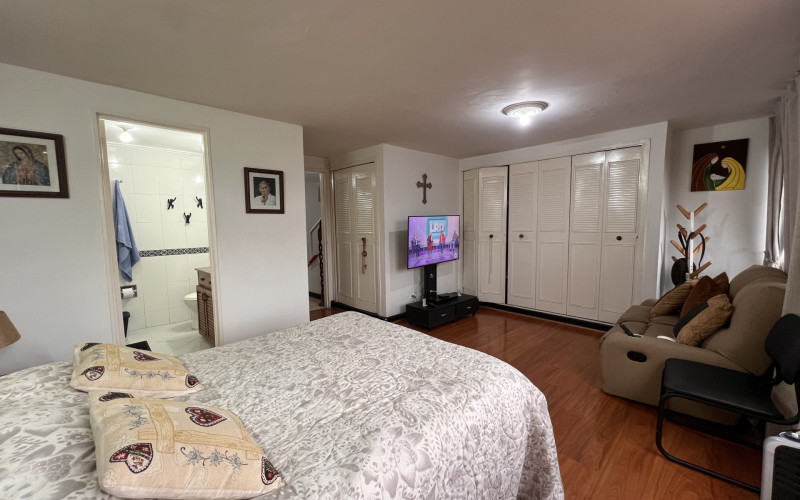 Penthouse in Provenza – 117 m² | Top Floor Renovation Opportunity