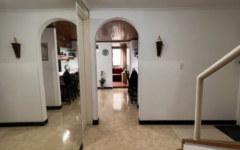 Penthouse in Provenza – 117 m² | Top Floor Renovation Opportunity