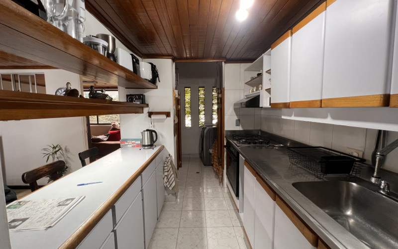 Penthouse in Provenza – 117 m² | Top Floor Renovation Opportunity