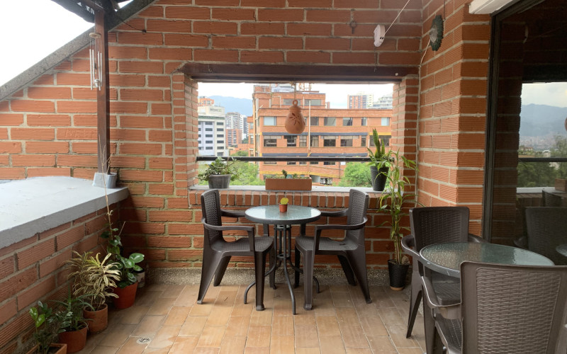 Provenza Penthouse Duplex: Investment Opportunity with Private Terrace & City Views.