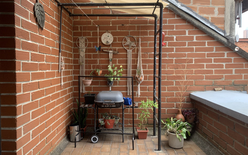 Penthouse in Provenza – 117 m² | Top Floor Renovation Opportunity