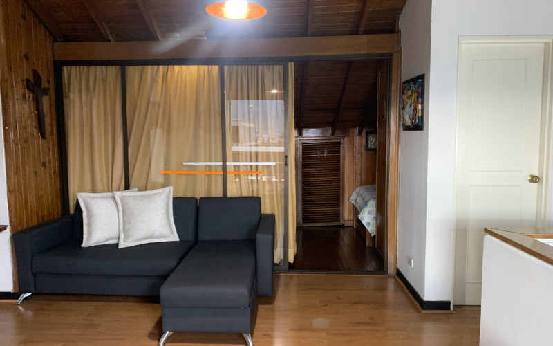 Penthouse in Provenza – 117 m² | Top Floor Renovation Opportunity