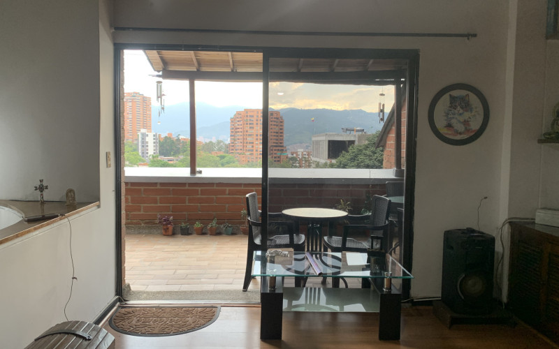 Penthouse in Provenza – 117 m² | Top Floor Renovation Opportunity