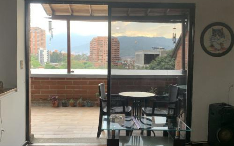 Penthouse in Provenza – 117 m² | Top Floor Renovation Opportunity