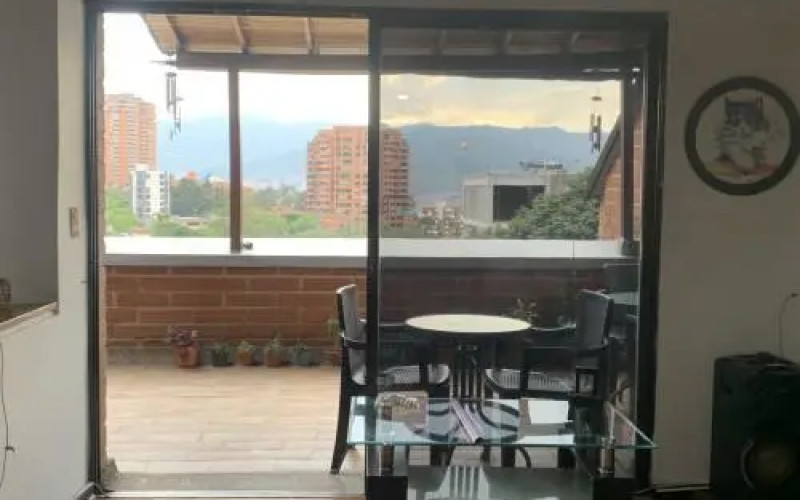 Provenza Penthouse Duplex: Investment Opportunity with Private Terrace & City Views.