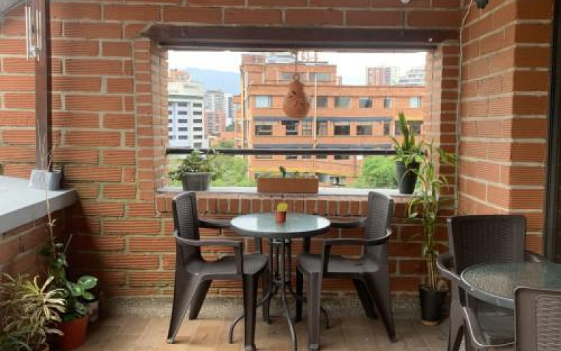 Penthouse in Provenza – 117 m² | Top Floor Renovation Opportunity