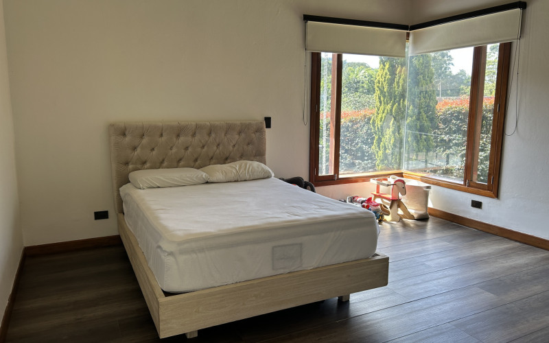 Luxury Country House in El Retiro | 1,400 m² Lot, Exclusive Gated Community.