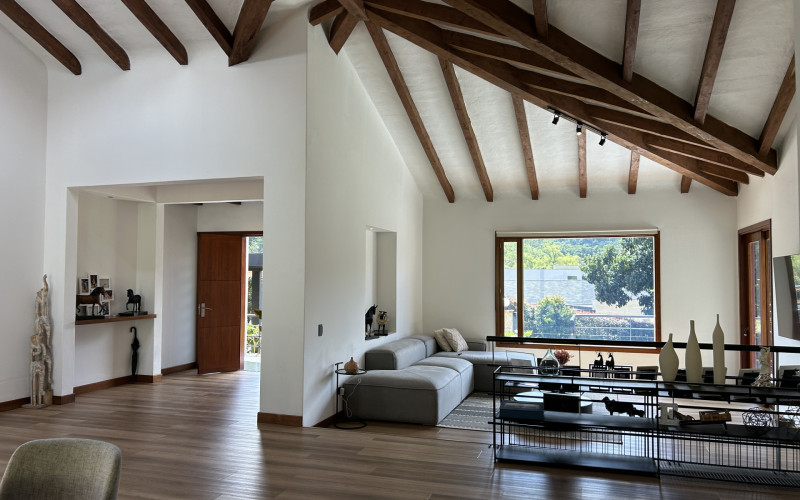 Luxury Country House in El Retiro | 1,400 m² Lot, Exclusive Gated Community.