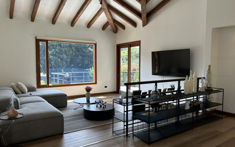 Luxury Country House in El Retiro | 1,400 m² Lot, Exclusive Gated Community.