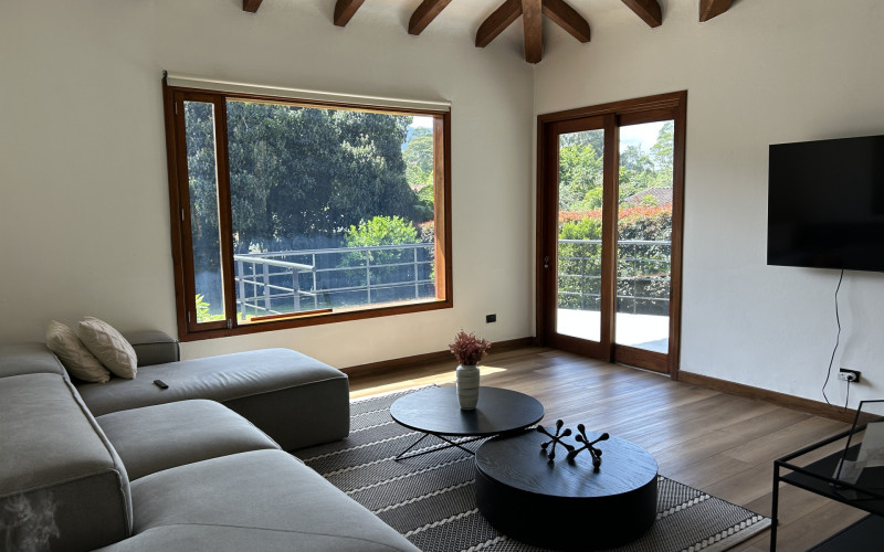 Luxury Country House in El Retiro | 1,400 m² Lot, Exclusive Gated Community.