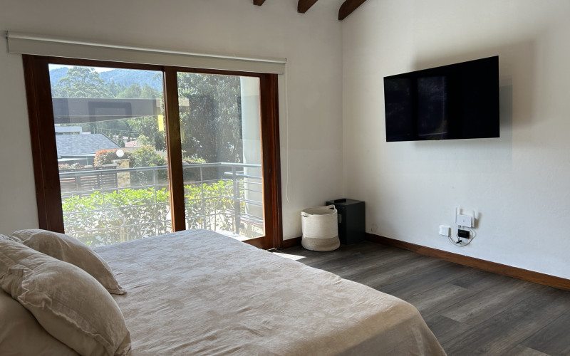 Luxury Country House in El Retiro | 1,400 m² Lot, Exclusive Gated Community.