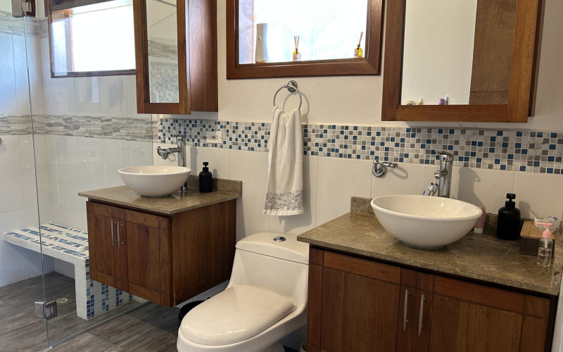 Luxury Country House in El Retiro | 1,400 m² Lot, Exclusive Gated Community.