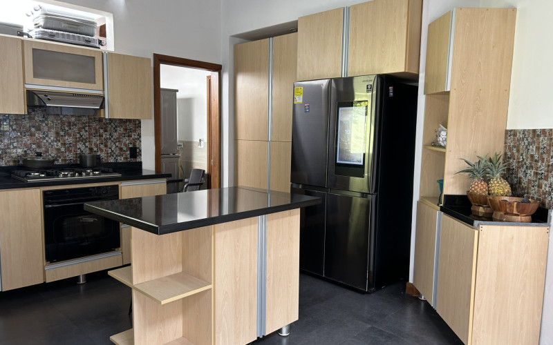 Luxury Country House in El Retiro | 1,400 m² Lot, Exclusive Gated Community.