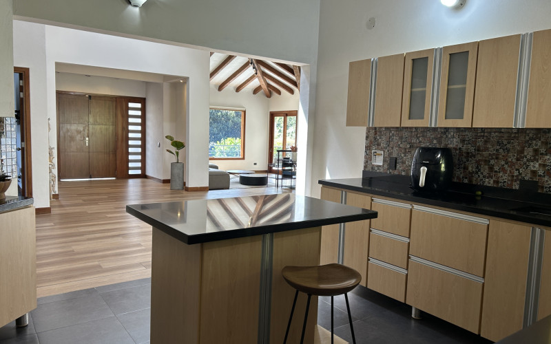 Luxury Country House in El Retiro | 1,400 m² Lot, Exclusive Gated Community.