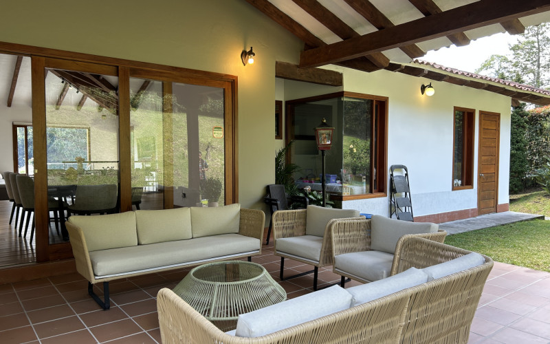 Luxury Country House in El Retiro | 1,400 m² Lot, Exclusive Gated Community.