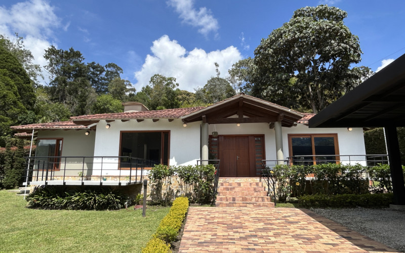 Luxury Country House in El Retiro | 1,400 m² Lot, Exclusive Gated Community.