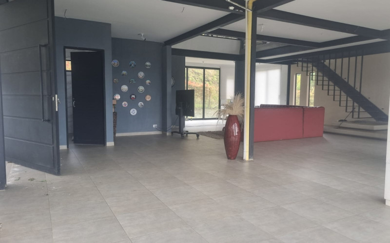 Millionaire discount on modern lot house in gray work, almost $1,000 million less