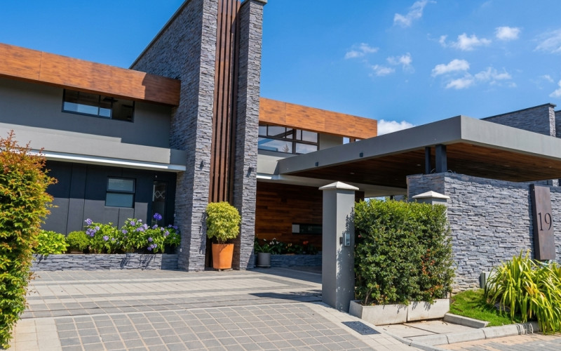 Country House in Llanogrande, Rionegro – Spacious Living, Nature, and 24/7 Security