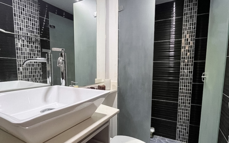 Investment opportunity in the Boston neighborhood of Medellín: Turnkey furnished apartment with city views.  