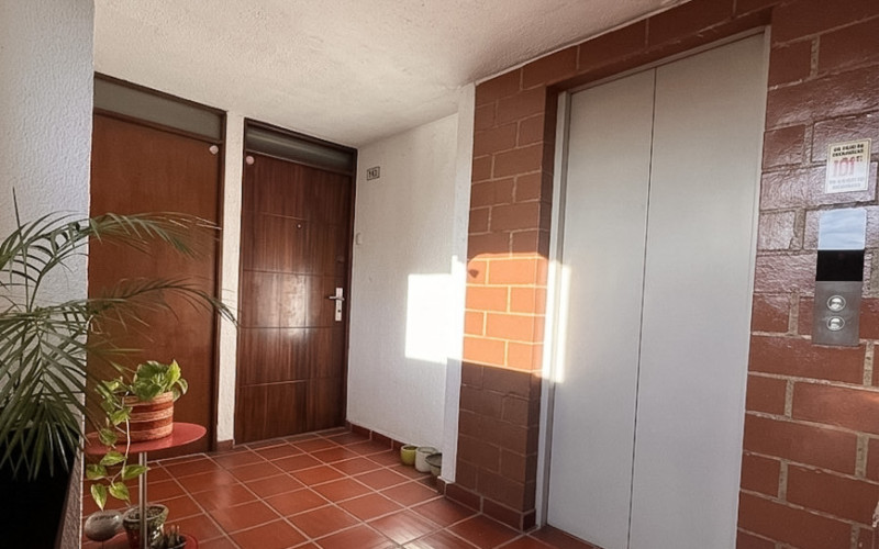 Investment opportunity in the Boston neighborhood of Medellín: Turnkey furnished apartment with city views.  