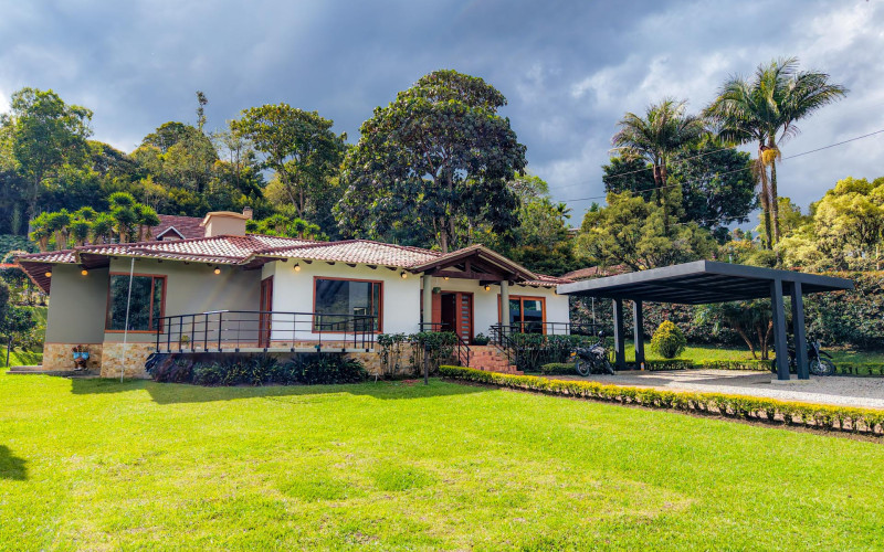 Luxury Country House in El Retiro | 1,400 m² Lot, Exclusive Gated Community.