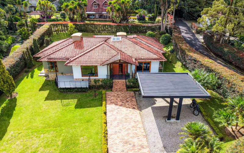 Luxury Country House in El Retiro | 1,400 m² Lot, Exclusive Gated Community.